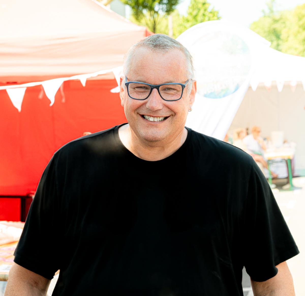 Frank Tost lächelt in die Kamera.