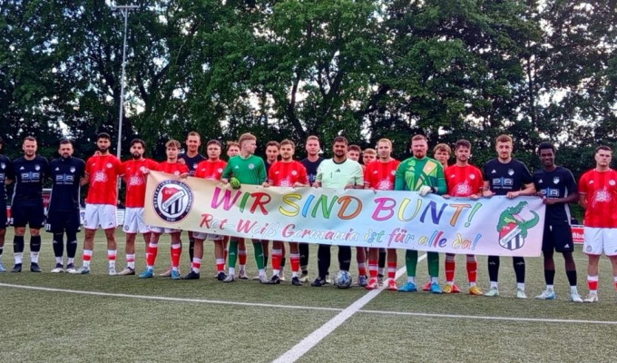 Die Mannschaft von Rot-Weiß Germania zeigt, wie bunt der Verein ist - Ein Verein für alle!