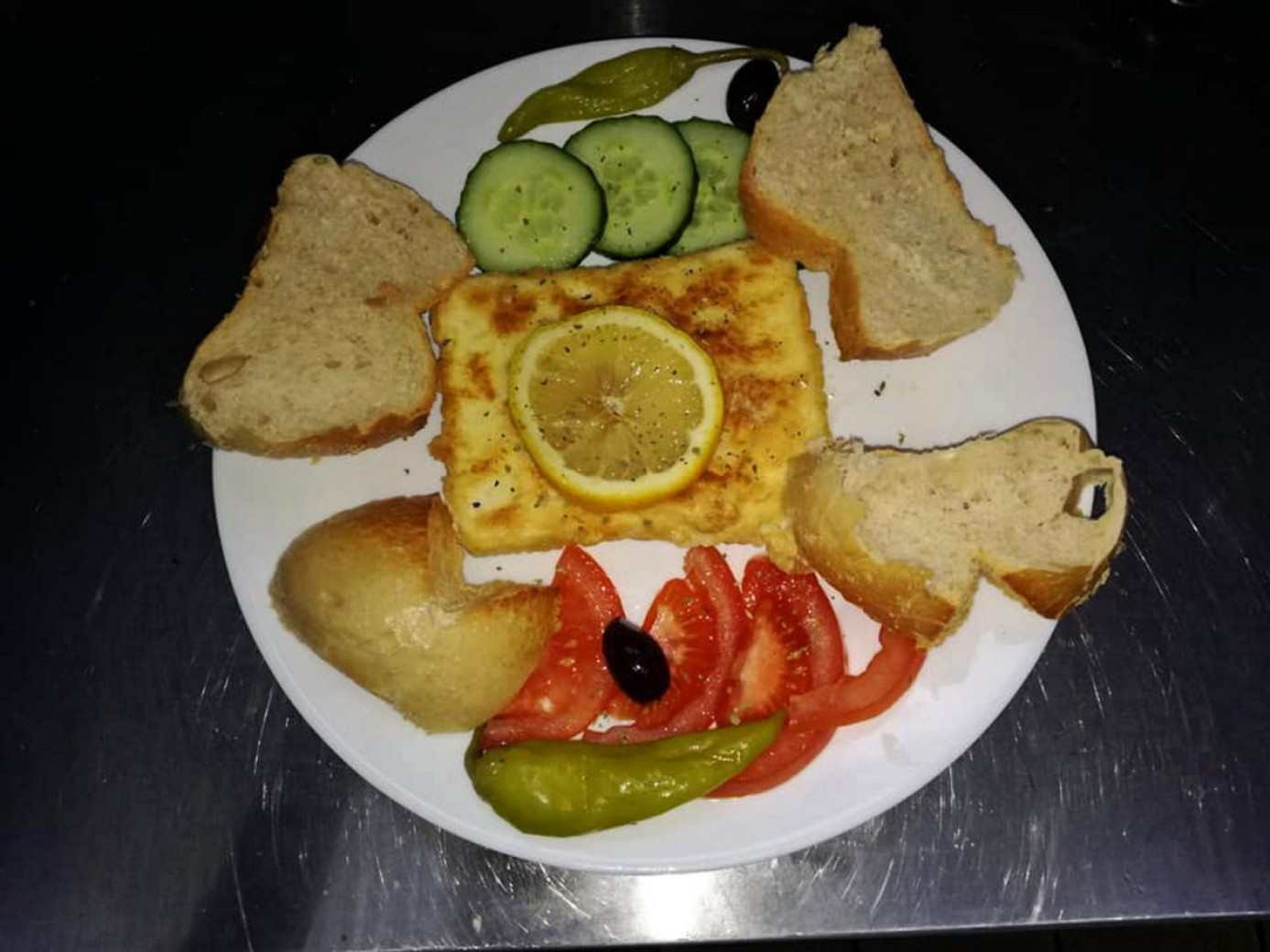 Saganaki mit Brot im Bistro Cafe Creme in Dortmund Westerfilde bei Taki