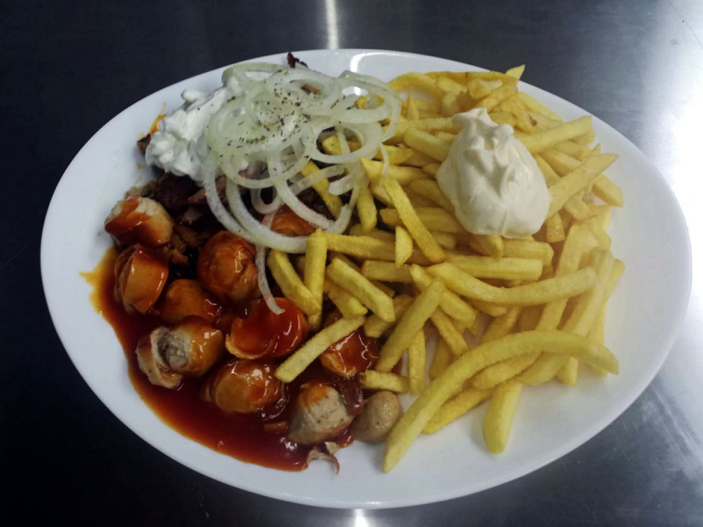 Currywurst mit Pommes im Bistro Cafe Creme in Dortmund Westerfilde bei Taki