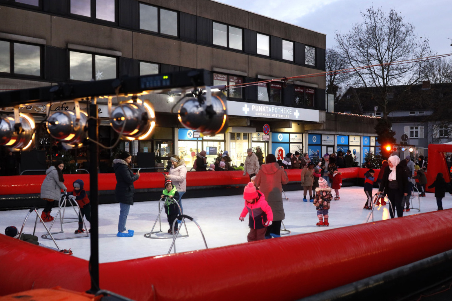 Besucher*innen von Westerfilde on Ice bei der Eis-Disco der Jugendfreizeitstätte KESS