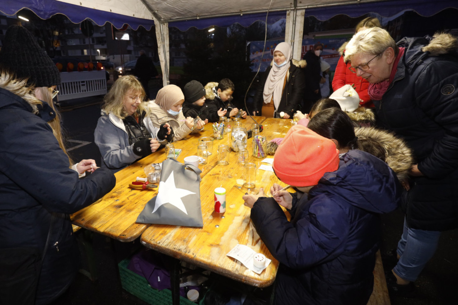 Der Freundeskreis Wiesengrund beim Basteln im Rahmen von Westerfilde on Ice