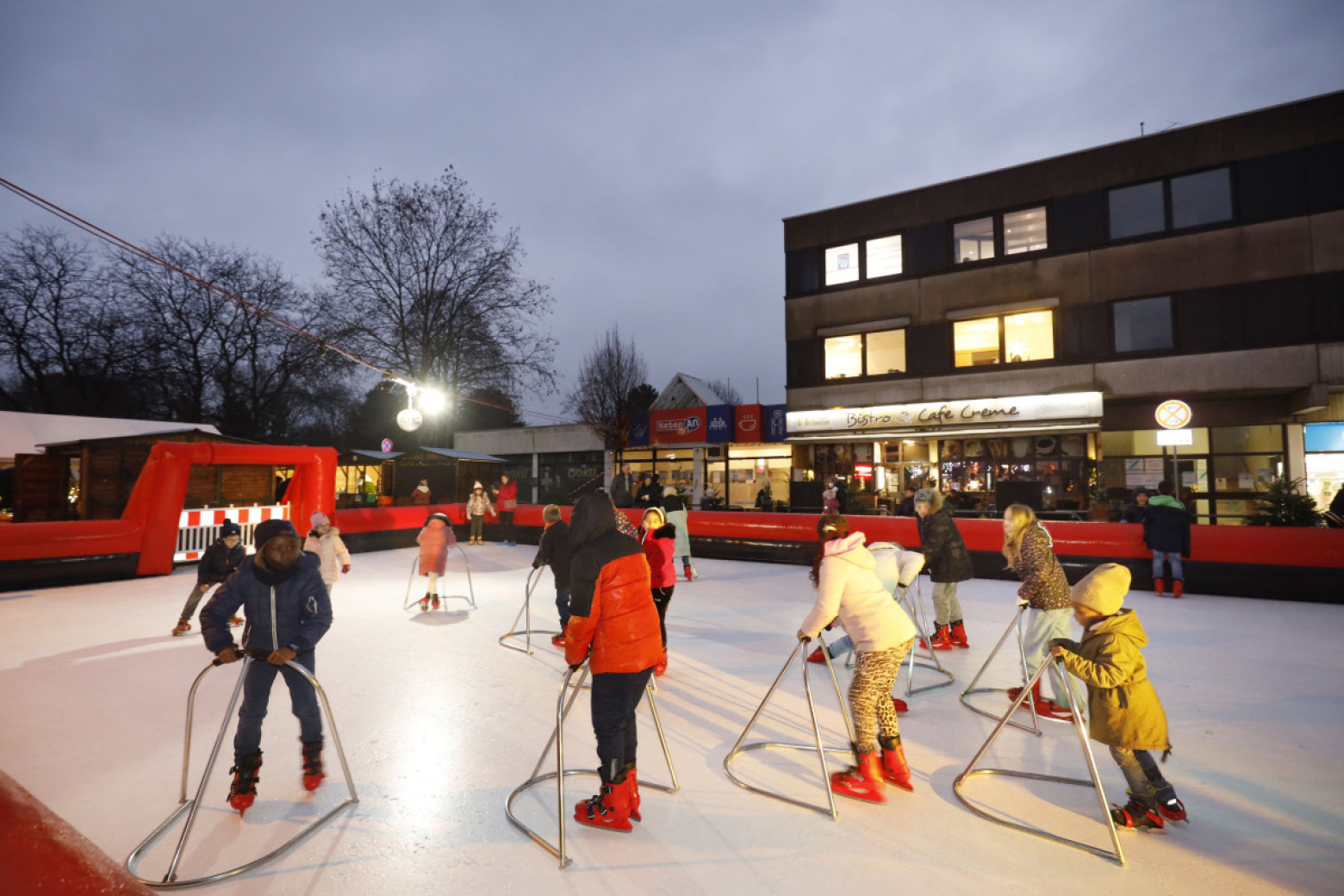 Kinder auf der Eisbahn bei Westerfilde on Ice i Dortmund Westerfilde & Bodelschwingh