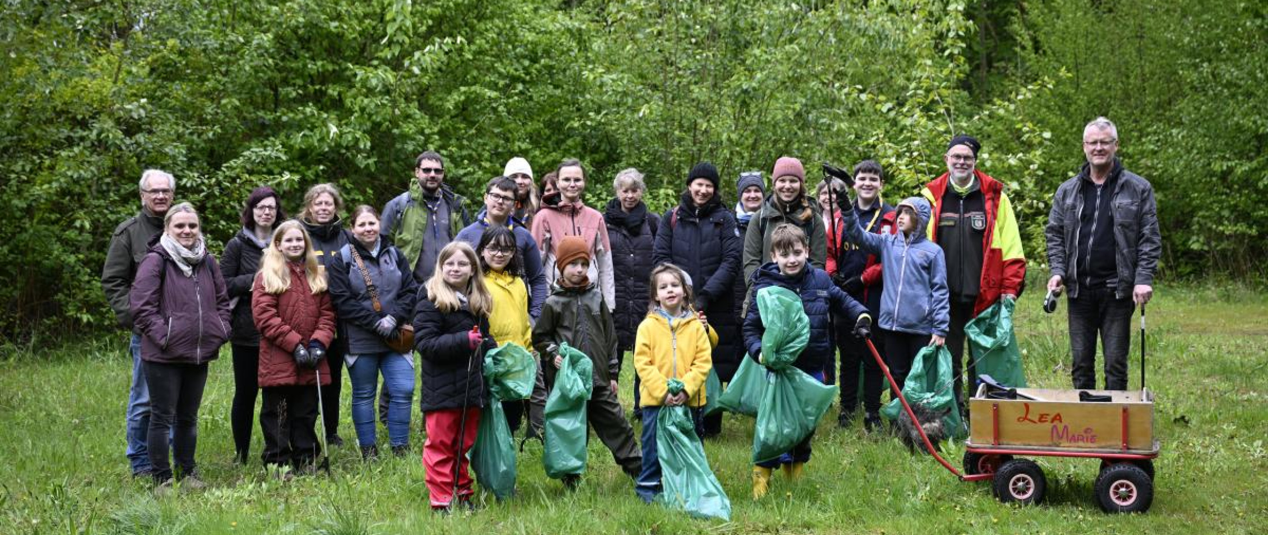 Gruppe beim Waldspaziergang im Rahmer Wald