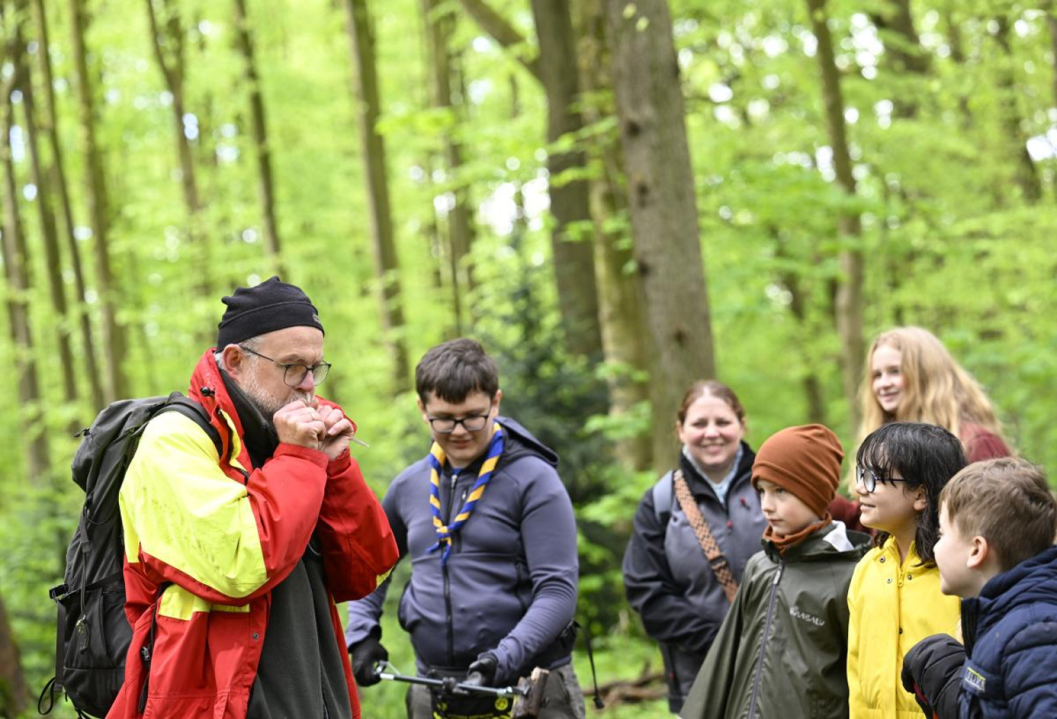 Förster Winfried Hardes kopiert die Rufe eines Grünspechts mit einer Eichelkappe