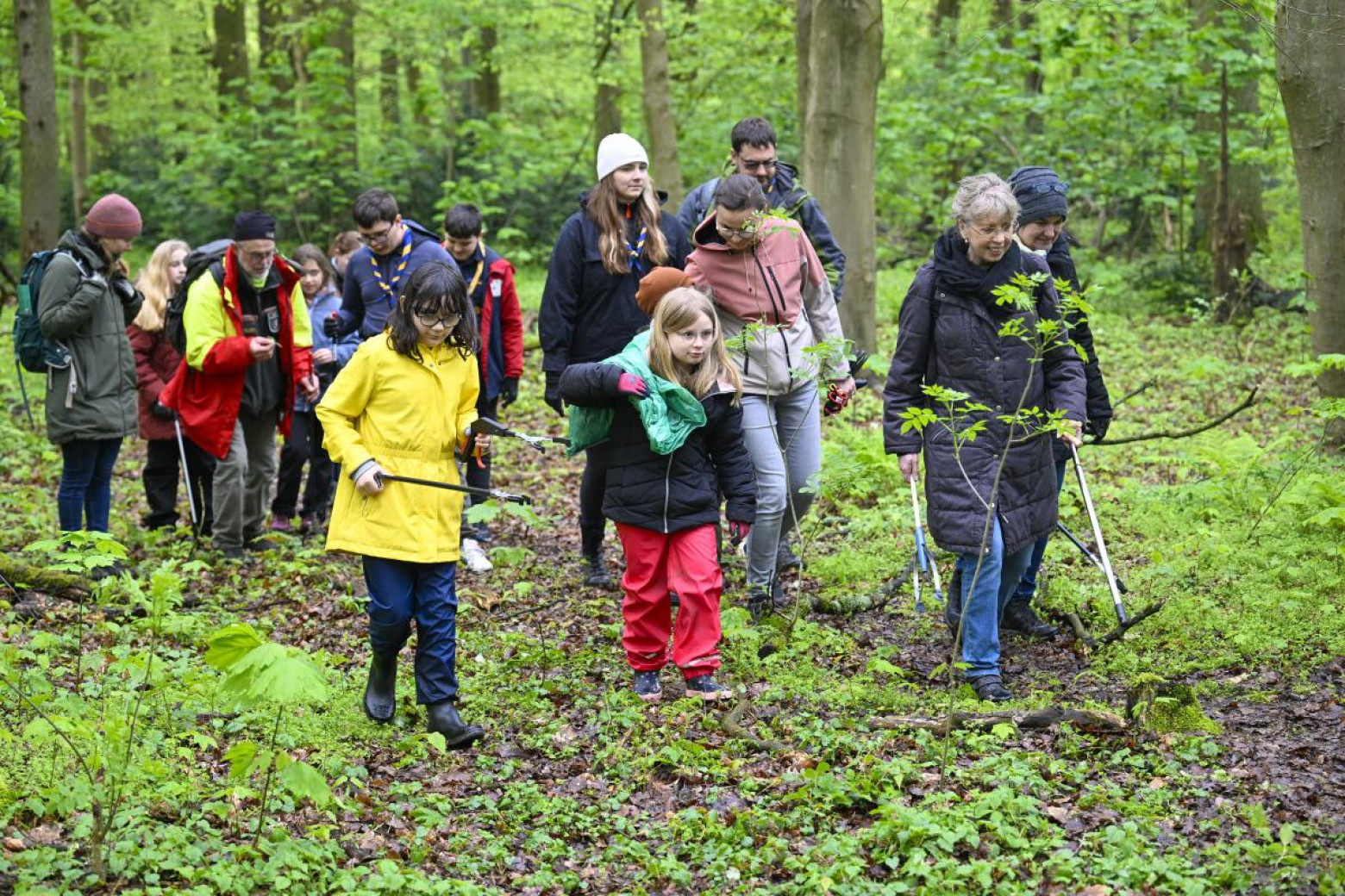 Müllsammeln beim Waldspaziergang durch den Rahmer Wald
