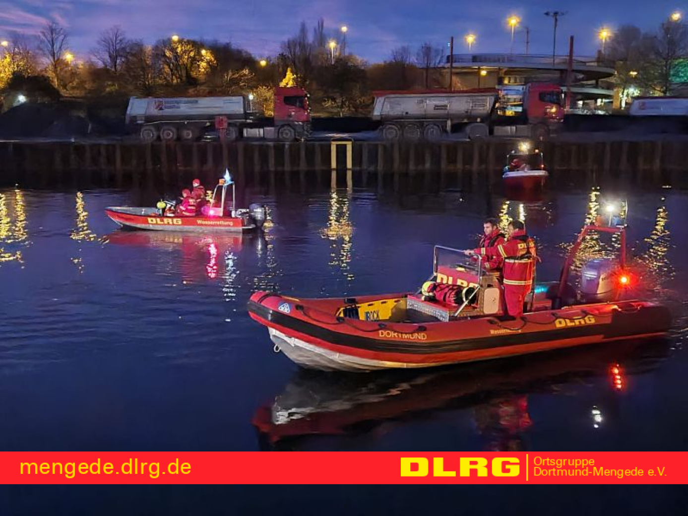 Boot des DLRG Ortsgruppe Dortmund Mengede e.V. nachts beim Einsatz auf dem Kanal