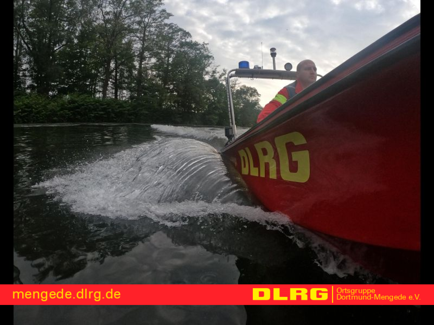 Boot auf dem Wasser beim Einsatz des DLRG Ortsgruppe Dortmund Mengede e.V.