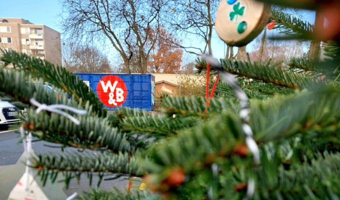 Weihnachtsbaum-Schmücken auf dem Marktplatz Westerfilde