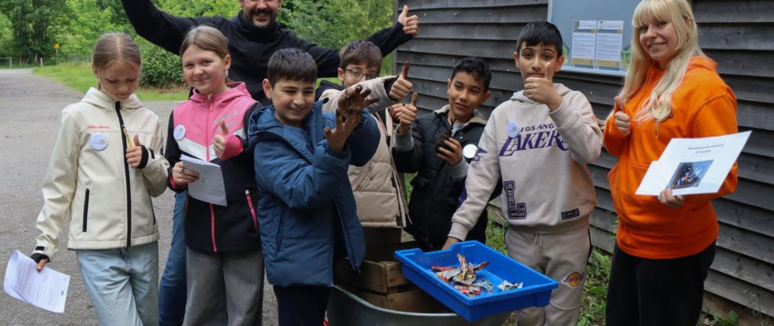 Kinder zeigen die Ergebnisse des Projektes