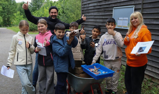 Kinder zeigen die Ergebnisse des Projektes