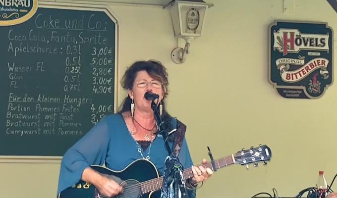Kelsey Klamath in Bestform, im Wiesengrund Westerfilde