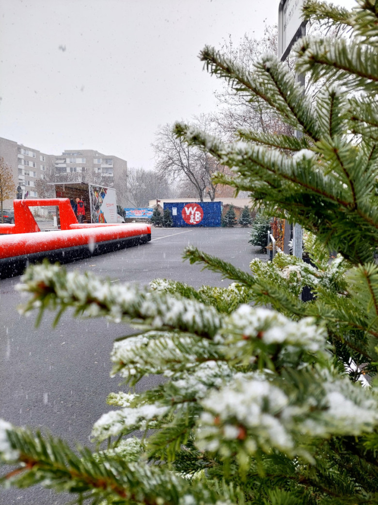 Schneefall beim Aufbau der Kunststoff-Eisbahn auf dem Marktplatz Westerfilde & Bodelschwingh