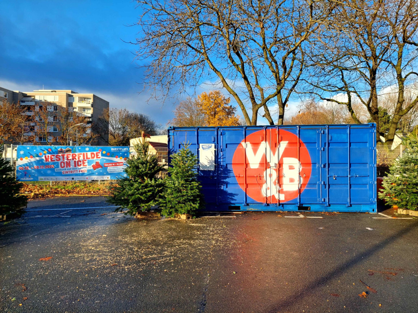 W&B Container bei Sonnenschein auf dem Marktplatz Westerfilde, Speckestr. 1