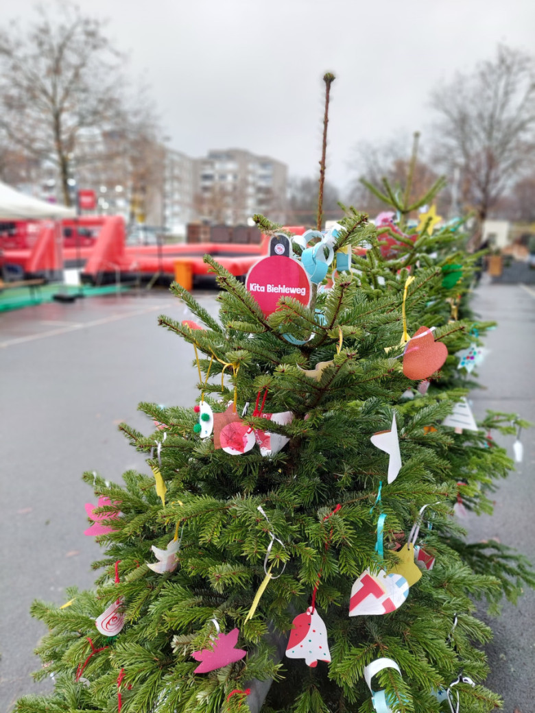 Geschmückter Weihnachtsbaum auf dem Marktplatz Westerfilde