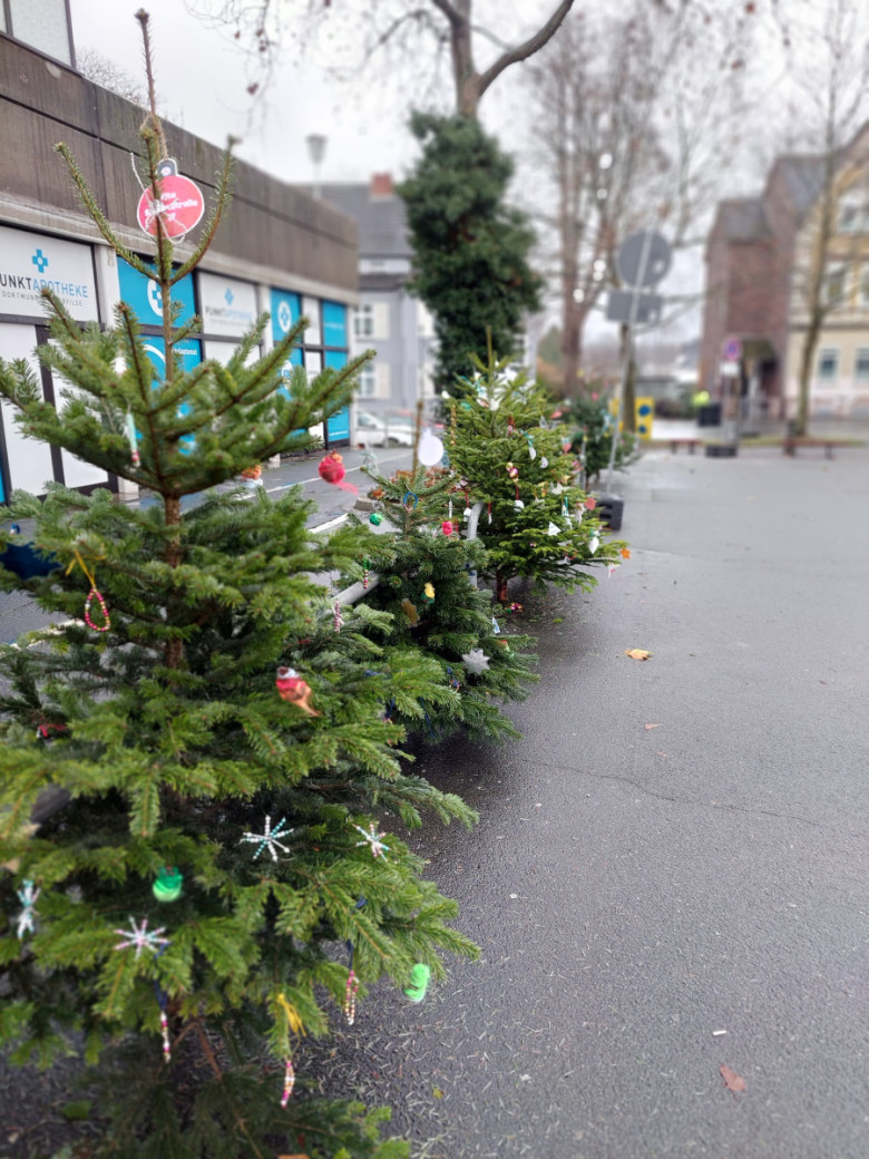 Geschmückter Weihnachtsbaum auf dem Marktplatz Westerfilde